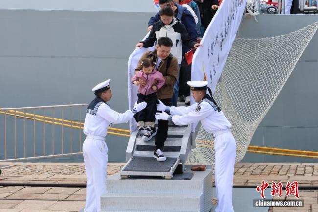 民众赴青岛感受海军发展壮大 舰艇开放吸引参观热潮