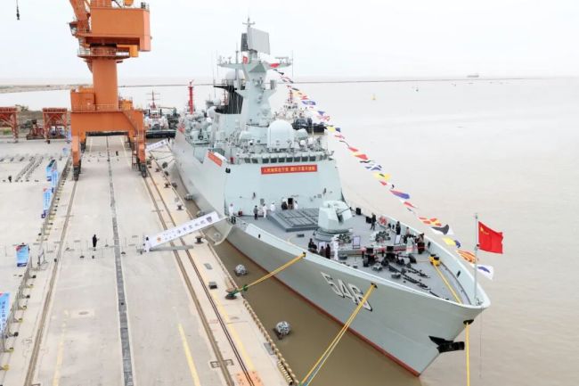 泰州舰穿越常泰大桥回到母亲城