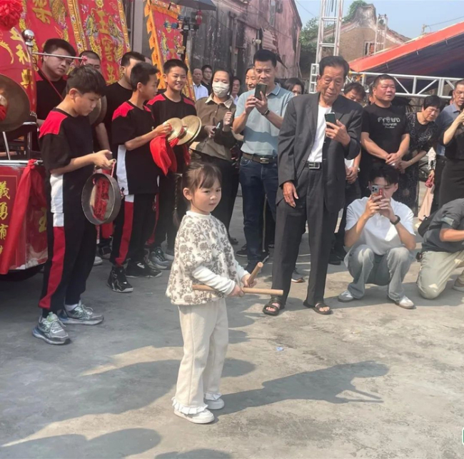 英歌舞小女孩与官兵齐跳“中华战舞”：又猛又萌引爆网络