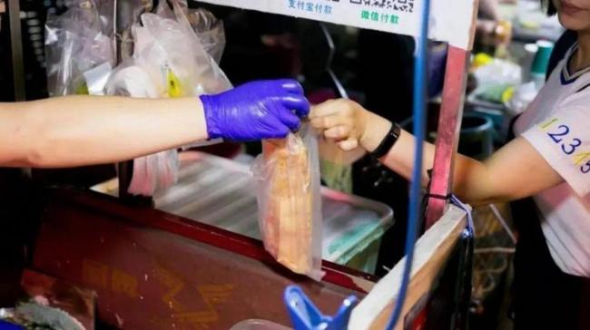 单亲妈妈摆摊被欺负大学生来撑腰 全城人排队支持