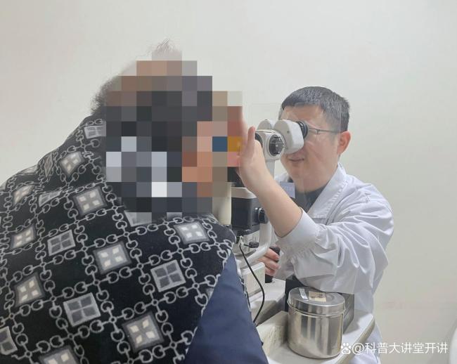 男子眼睛受伤用盐水熏蒸眼球险不保