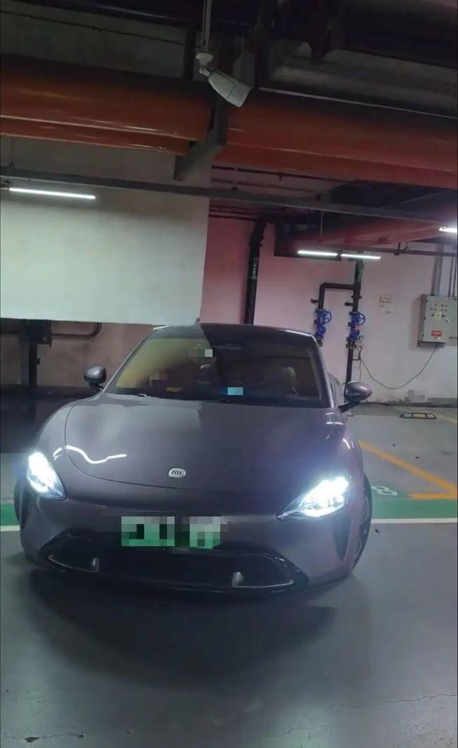 小米SU7自动泊车时撞上悬空墙体 车主警示勿依赖辅助功能