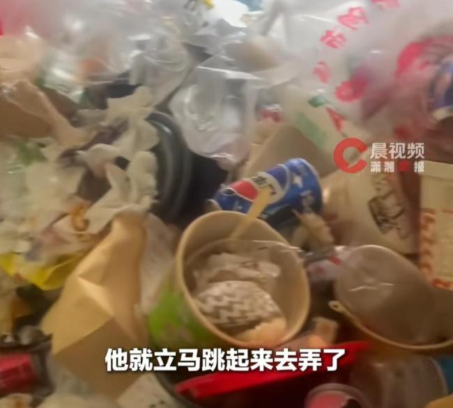 上海一出租屋内垃圾成山 租客懒惰引发热议
