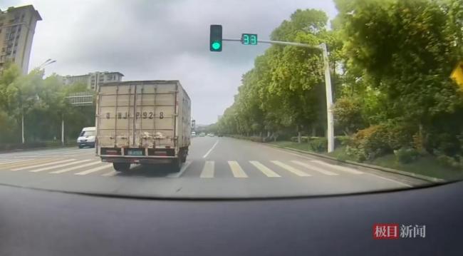 货车压实线右转 央视点名表扬 善意之举温暖全网