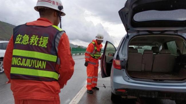 女子开货车下长坡轮胎爆炸触目惊心 后车司机电话提醒救一命