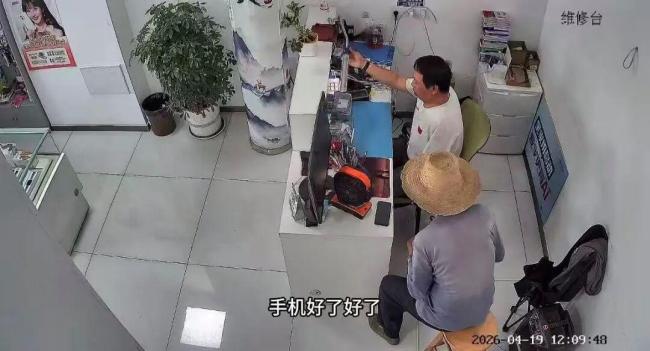 独臂店主免费为七旬老人修亡子手机
