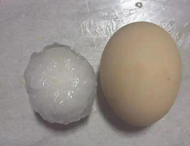 昆明冰雹砸穿屋顶 居民家中戴头盔 极端天气致多处受损