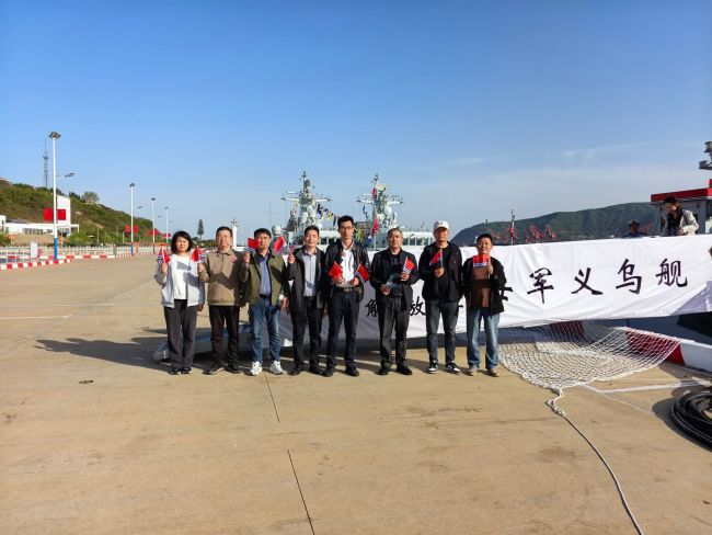 军营开放日官兵一路护送国旗 共筑海洋强国梦