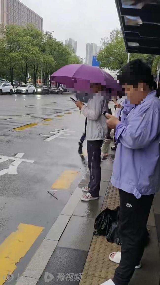 女子公交站台劝阻抽烟引冲突 警方回应