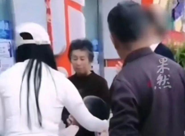 银行回应亲属用轮椅推病人取钱被拒