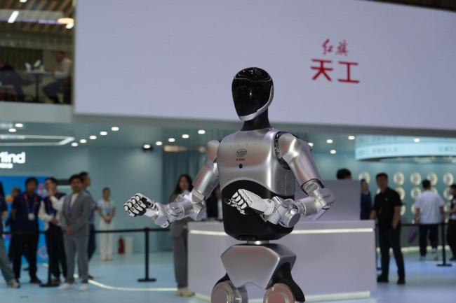 中国一汽自主研发智能机器人惊艳亮相2026北京车展 展现硬核科技实力