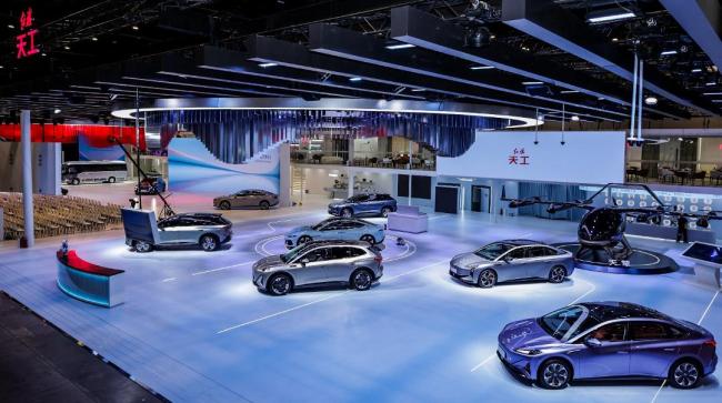 中国一汽自主研发智能机器人惊艳亮相2026北京车展