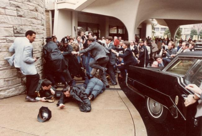 同地点遇袭：45年前里根45年后特朗普 白宫晚宴枪击再现