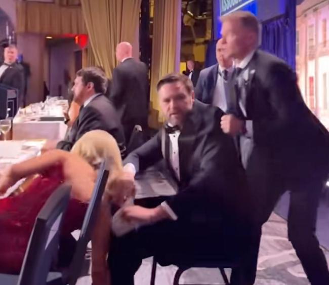 为何先救万斯？特朗普：这是我的问题 副总统优先撤离引发争议