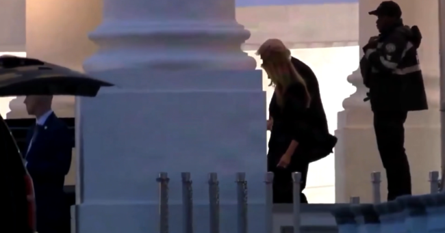 特朗普及其夫人撤离画面曝光！白宫晚宴突发枪击事件