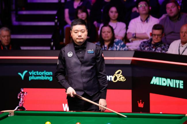 世锦赛第9日综述：赵心童战胜丁俊晖进八强 吴宜泽9-7领先塞尔比 中国军团闪耀赛场