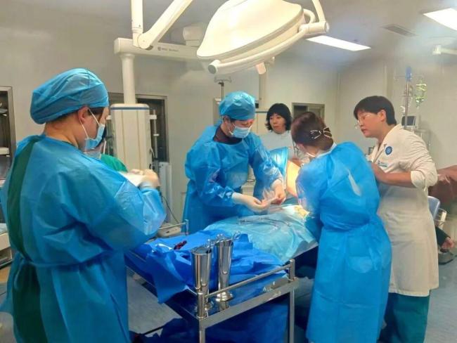 24岁女子在医院厕所意外分娩 母子平安脱险