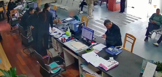 70歲老人辦假證求職被識破 偽造身份難逃法眼
