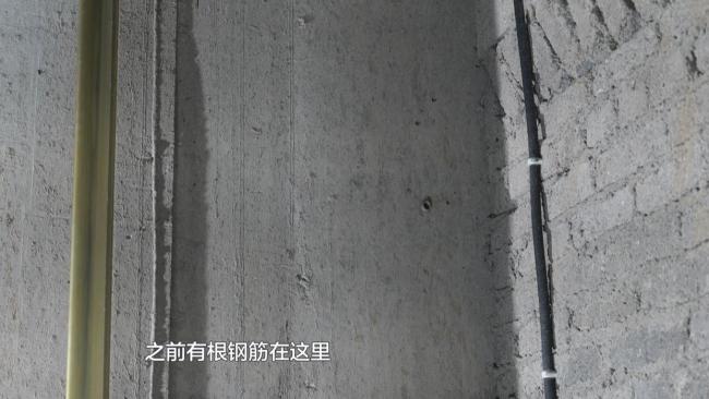 业主家中墙壁被“穿孔” 物业回应 电梯施工所致争端升级