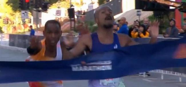 小伙运动会提前开香槟下一秒被超 笑场魔咒刷爆网络