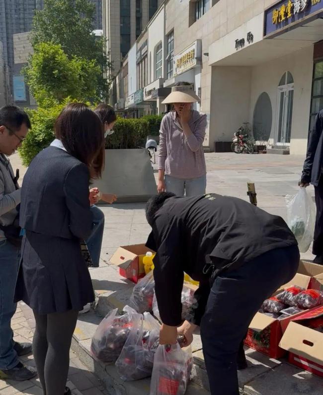 女生卖枣救母 附近门店老板每天管饭
