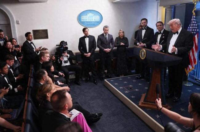 “我不愿说这是一种荣幸”，特朗普又自夸上了 历史重要性标志