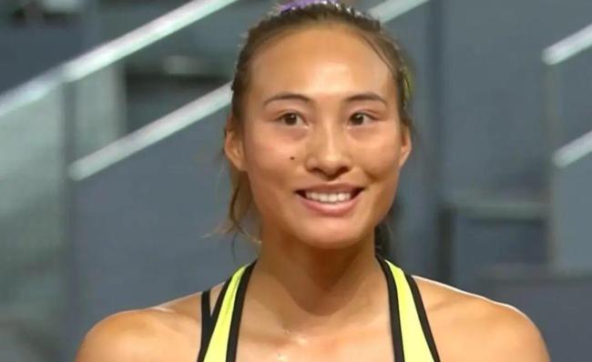 郑钦文成功破发莱巴金娜 关键分惜败止步32强