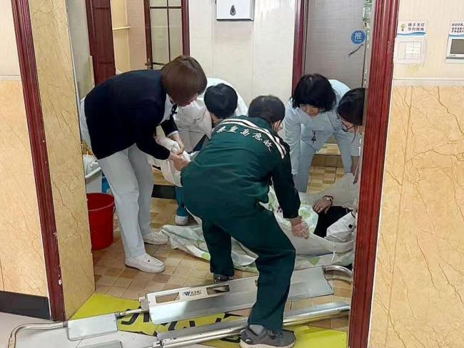 24岁女子陪女儿在医院输液 在厕所突然分娩 意外分娩母子平安
