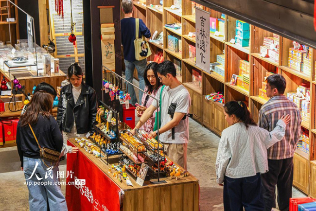上海:首店经济激活商业街区活力 助力春日消费升温