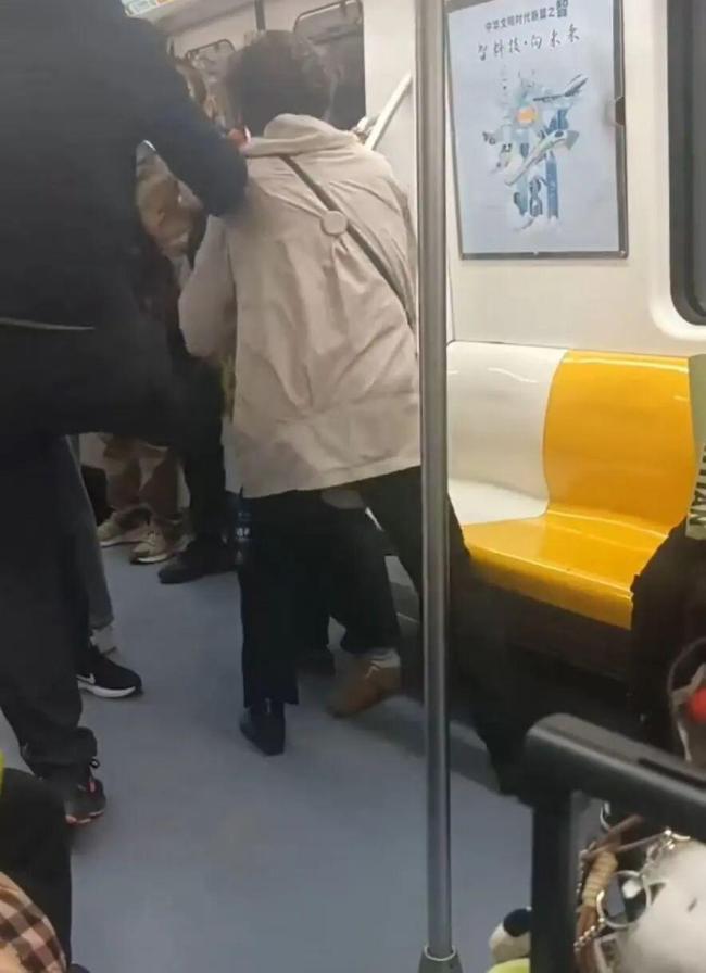 官方回应老人因抢座脚踢女生 事件已处理完毕