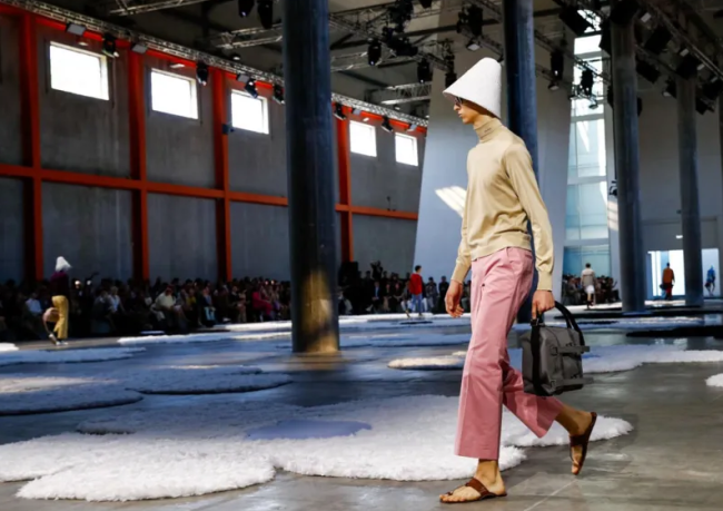 普拉达因“印度风”凉鞋再惹争议