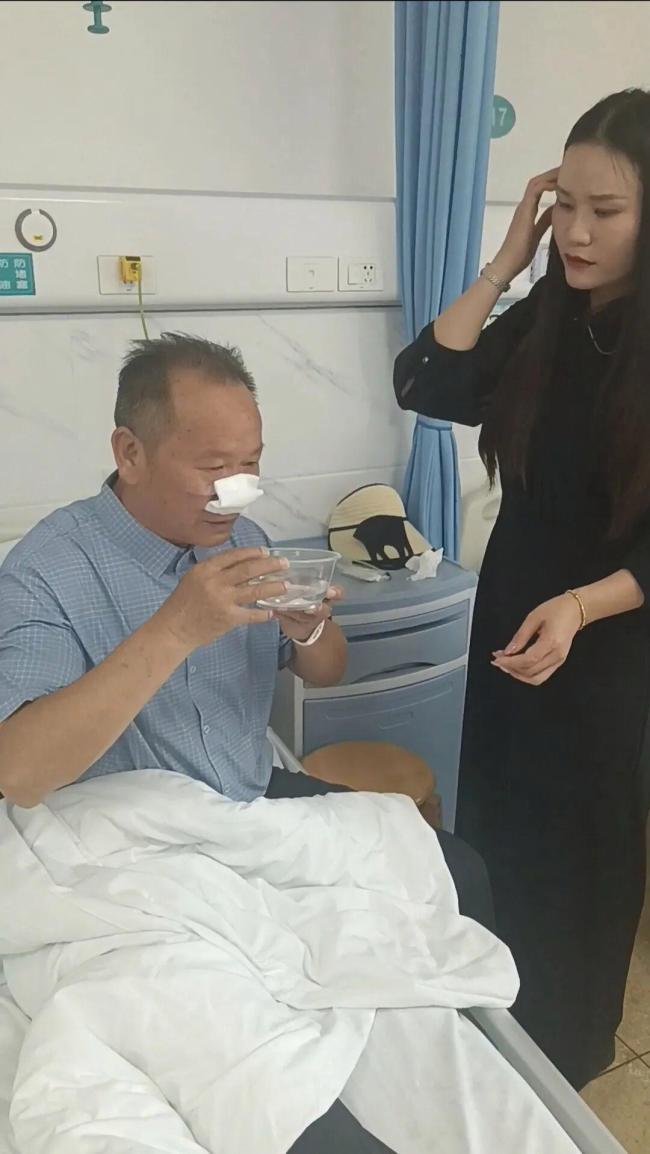 搏斗被歹徒咬掉鼻子老人从小是孤儿