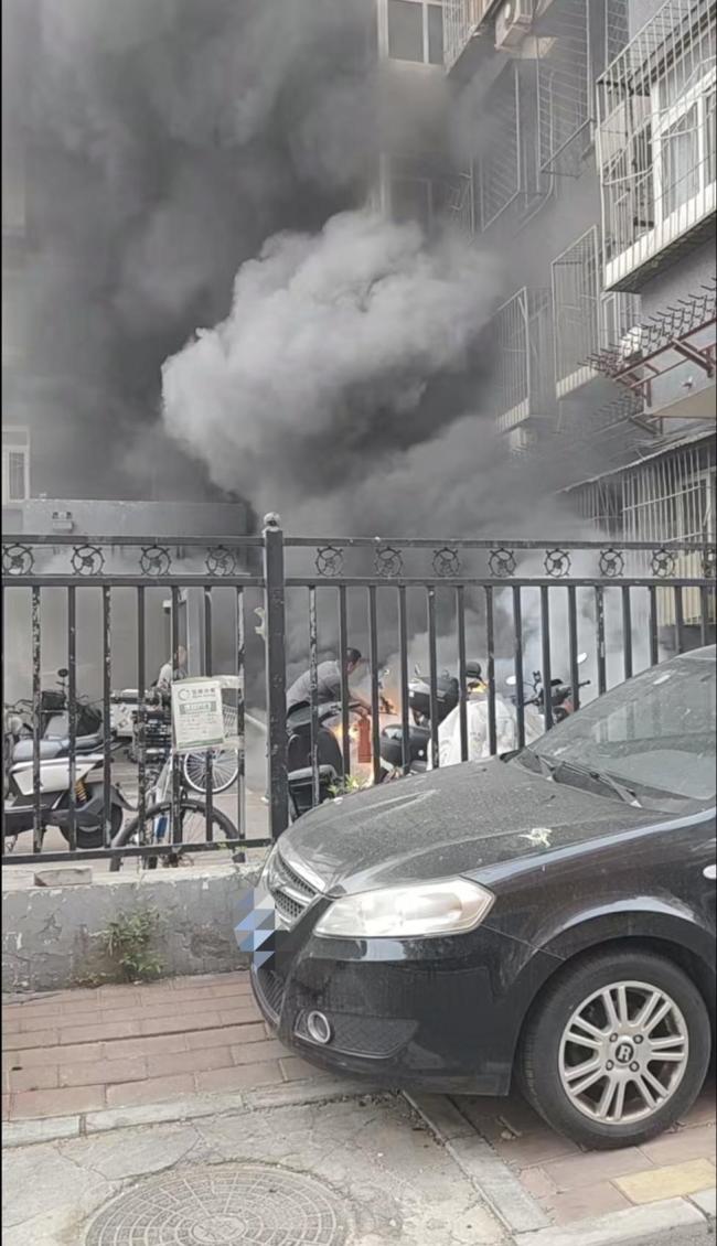 电动车起火快递小哥居民灭火 火场接力守护安全