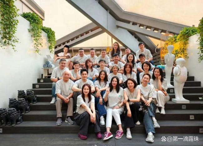 黄晓明合照状态 北电96班30周年聚会勾起青春回忆