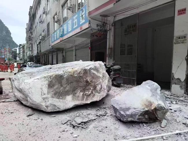 当地通报山体突发岩石崩塌 强降雨致两人受伤