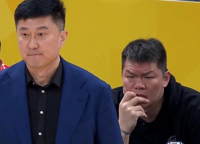 杨鸣谈胡明轩低迷：他与广东选的外援严重重叠 被迫到1号位不是他特点 伤病与定位困扰