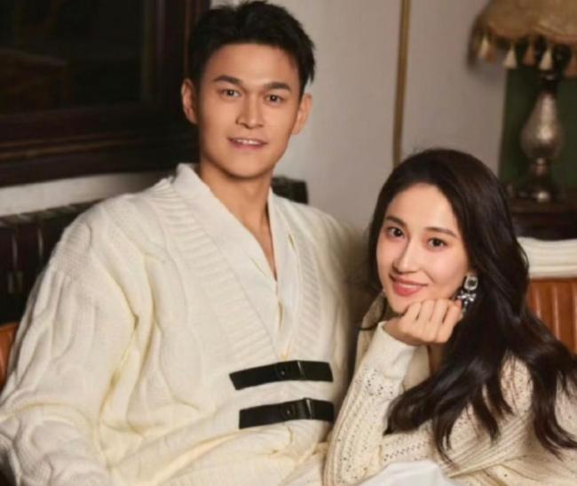 孙杨向张豆豆挥拳时表情遭网友质疑