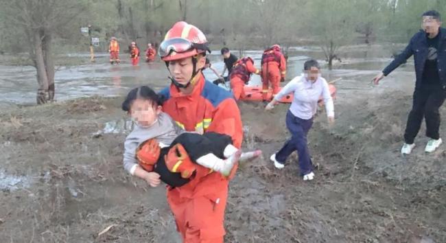21人河滩烧烤遇上游开闸放水，水位暴涨至近2米，有人让家人踩肩头爬树避险 消防紧急救援