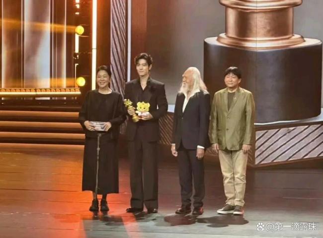 肖战大影节封影帝 90后首位双料帝