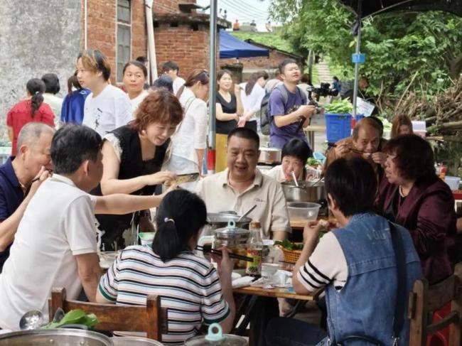 莫氏鸡煲老板回应热度下降 网红美食的短暂辉煌