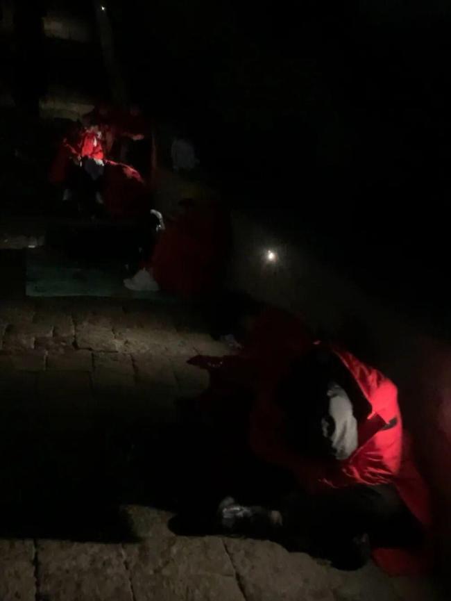 泰山之巅挤满看日出的人