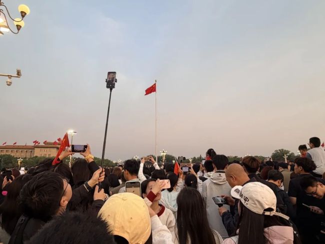 第一视角看五一天安门升国旗 致敬劳动礼赞祖国