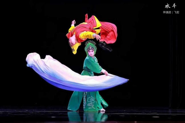 戏曲演员流血不止坚持完成演出 敬业精神感动观众