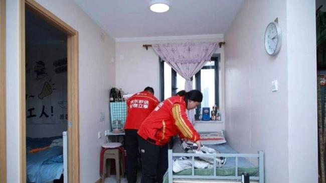 44岁母亲凌晨跑外卖为孩子留北京：在能挣钱的年龄多挣点，心里高兴
