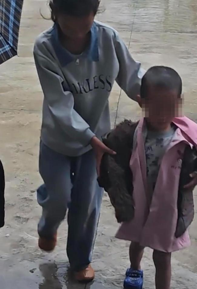 3名女生轮流背走失男孩去派出所 温暖善举感动人心