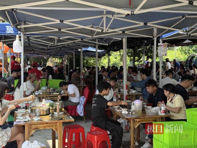 莫氏鸡煲开多家分店后老店热度不减，9名剁鸡师傅每天工作十三四个小时