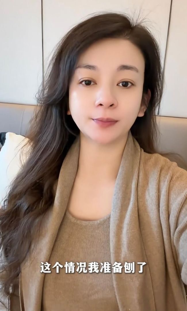 36岁谈莉娜剖腹产产子 幸福泪水迎接新生命