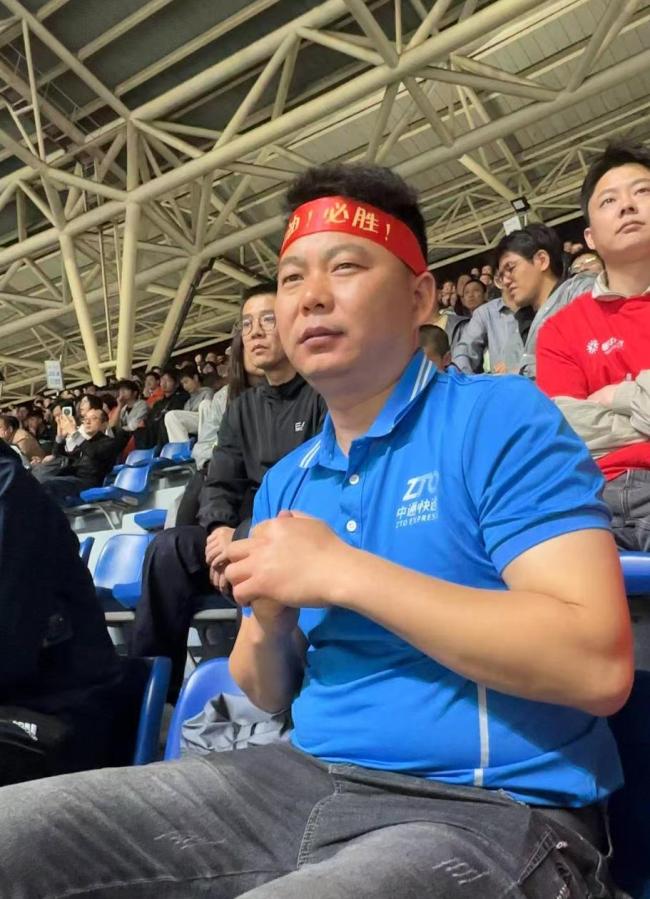 见义勇为的快递小哥受邀看苏超 英雄球迷圆梦现场