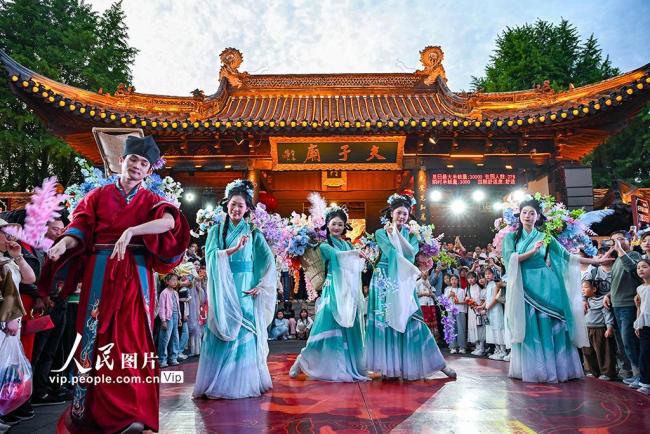 江苏南京：夫子庙景区游人如织