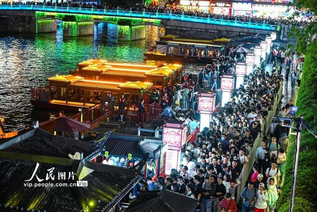 江苏南京：夫子庙景区游人如织